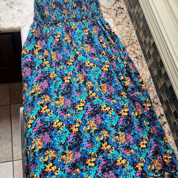 Floral Maxi Dress in Vibrant Colors - Picture 2 of 9